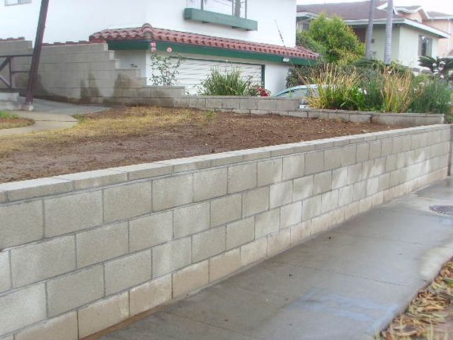 Block retaining wall along a front yard